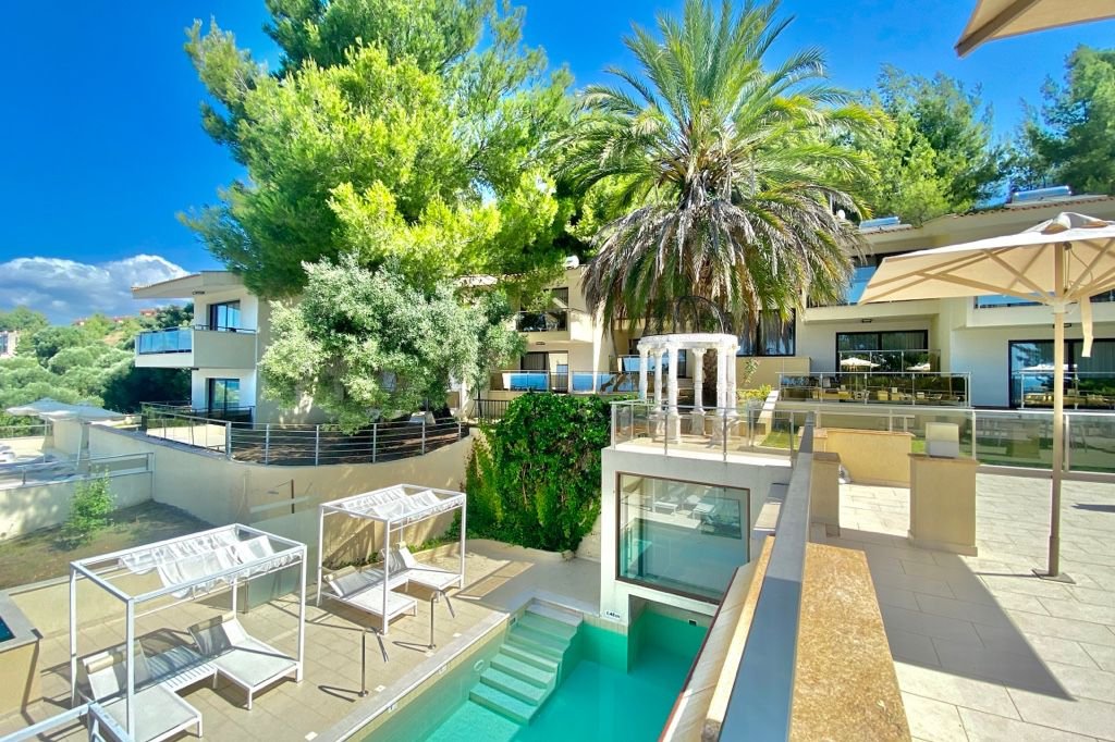 Greek Pride Cronwell Rahoni Hotel