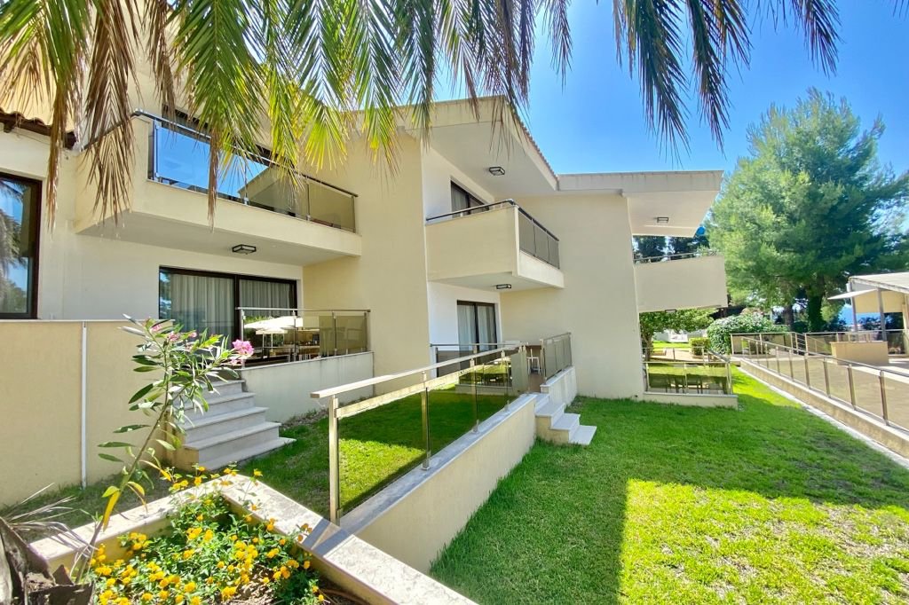 Greek Pride Cronwell Rahoni Hotel