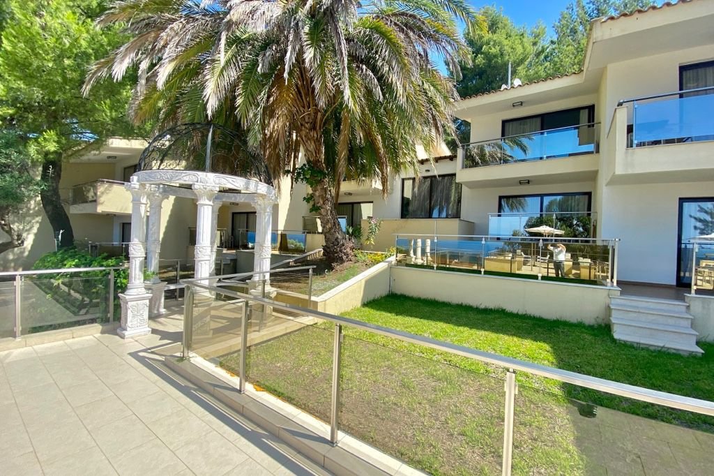 Greek Pride Cronwell Rahoni Hotel