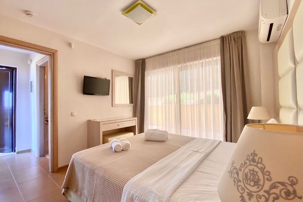 Greek Pride Cronwell Rahoni Hotel