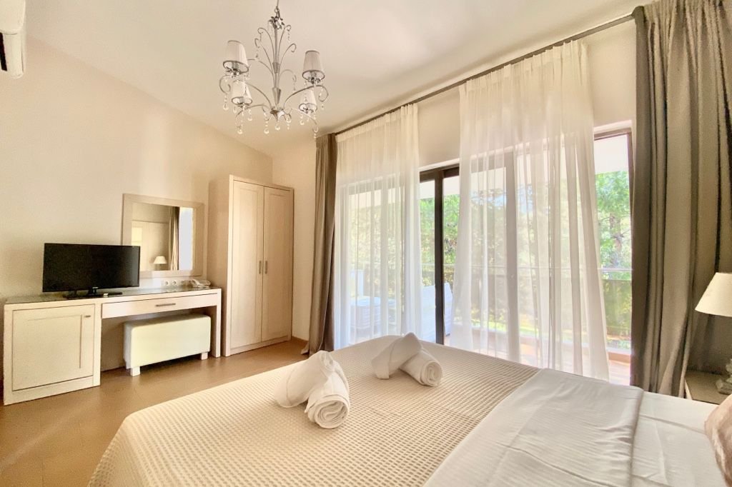 Greek Pride Cronwell Rahoni Hotel